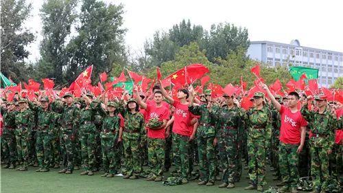 解惑问答社区- 白衬衫怎么穿搭出时髦感?
